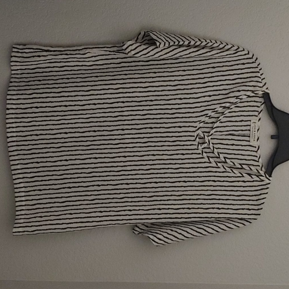 Black white vertical rigged strip tee